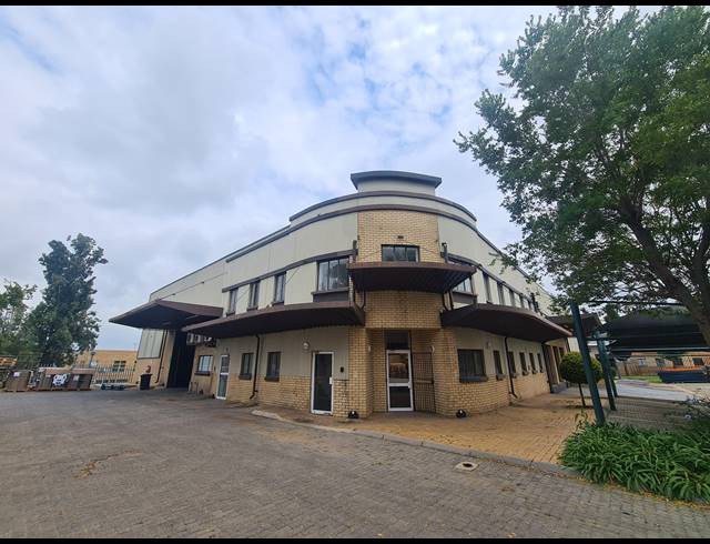 1,796M² WAREHOUSE FOR SALE IN LINBRO PARK